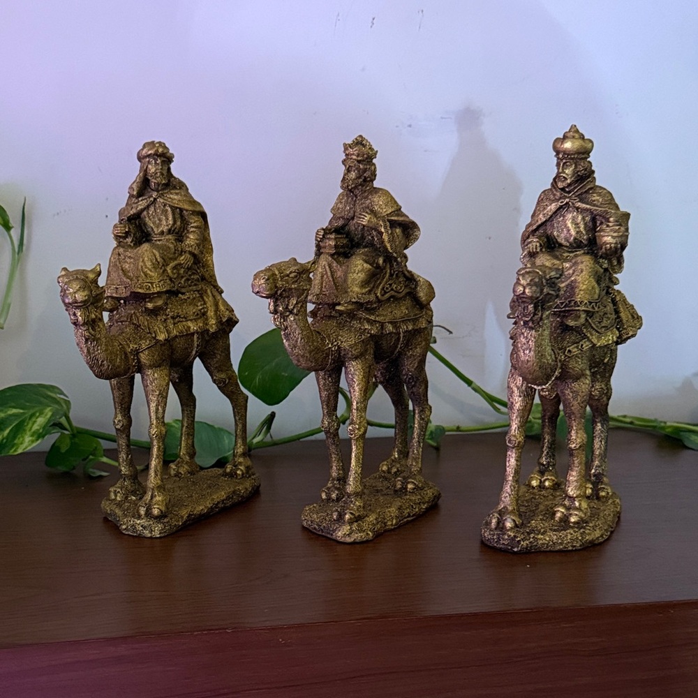 AFD Home Christmas 3 Wiseman Bearing Gifts To Baby Jesus Sculptures